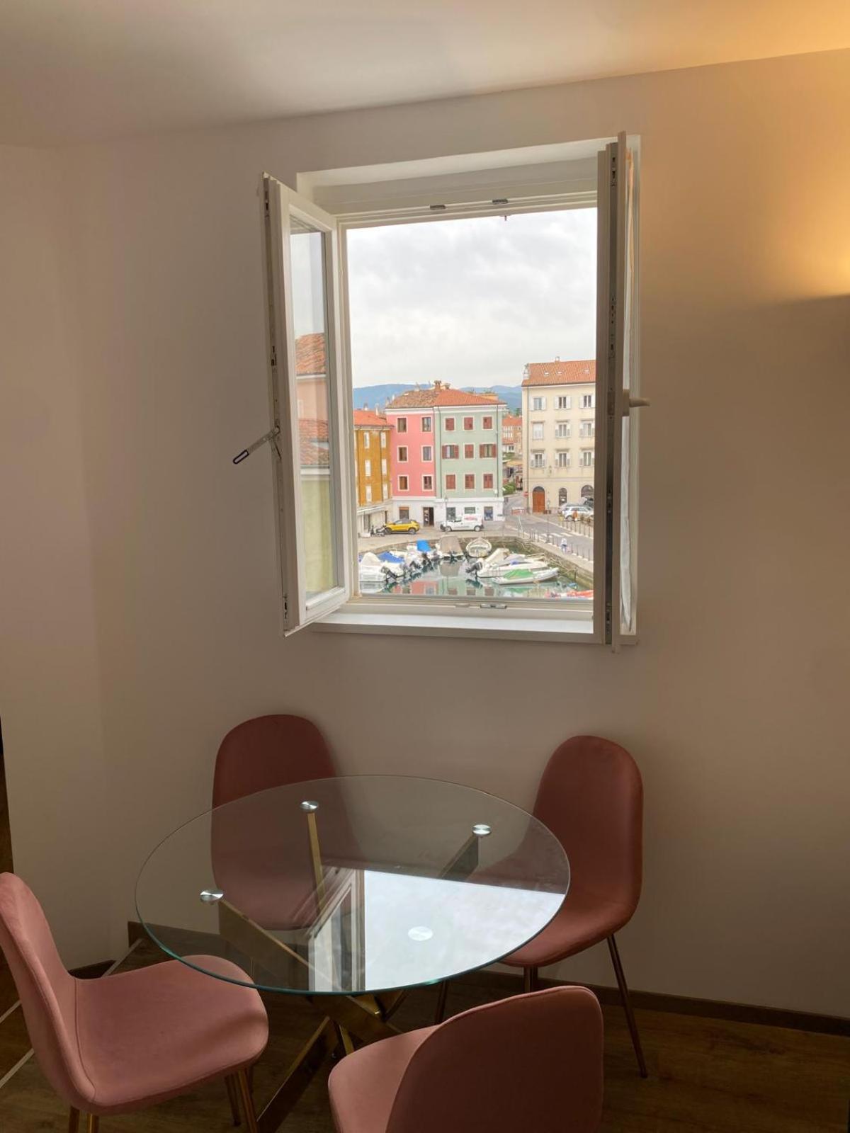 Al Fronte Mare Suites Apartments Múggia Exteriör bild