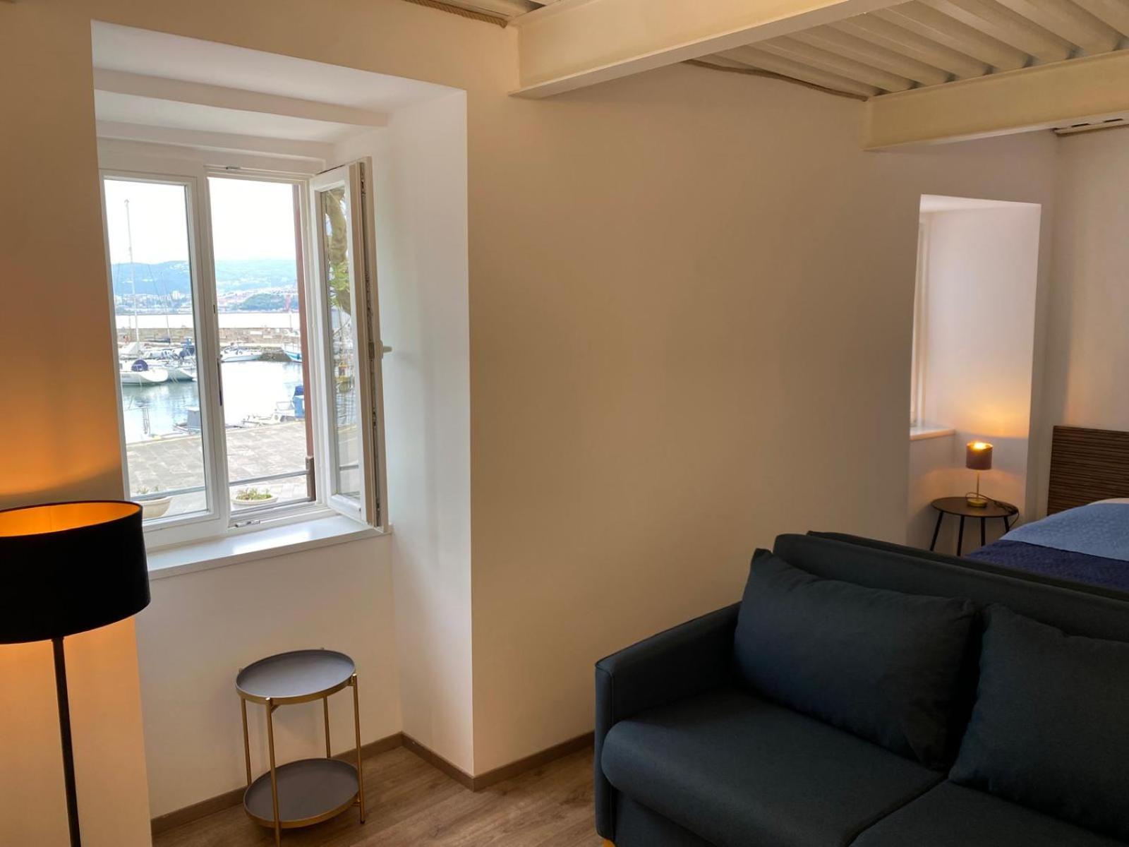 Al Fronte Mare Suites Apartments Múggia Exteriör bild