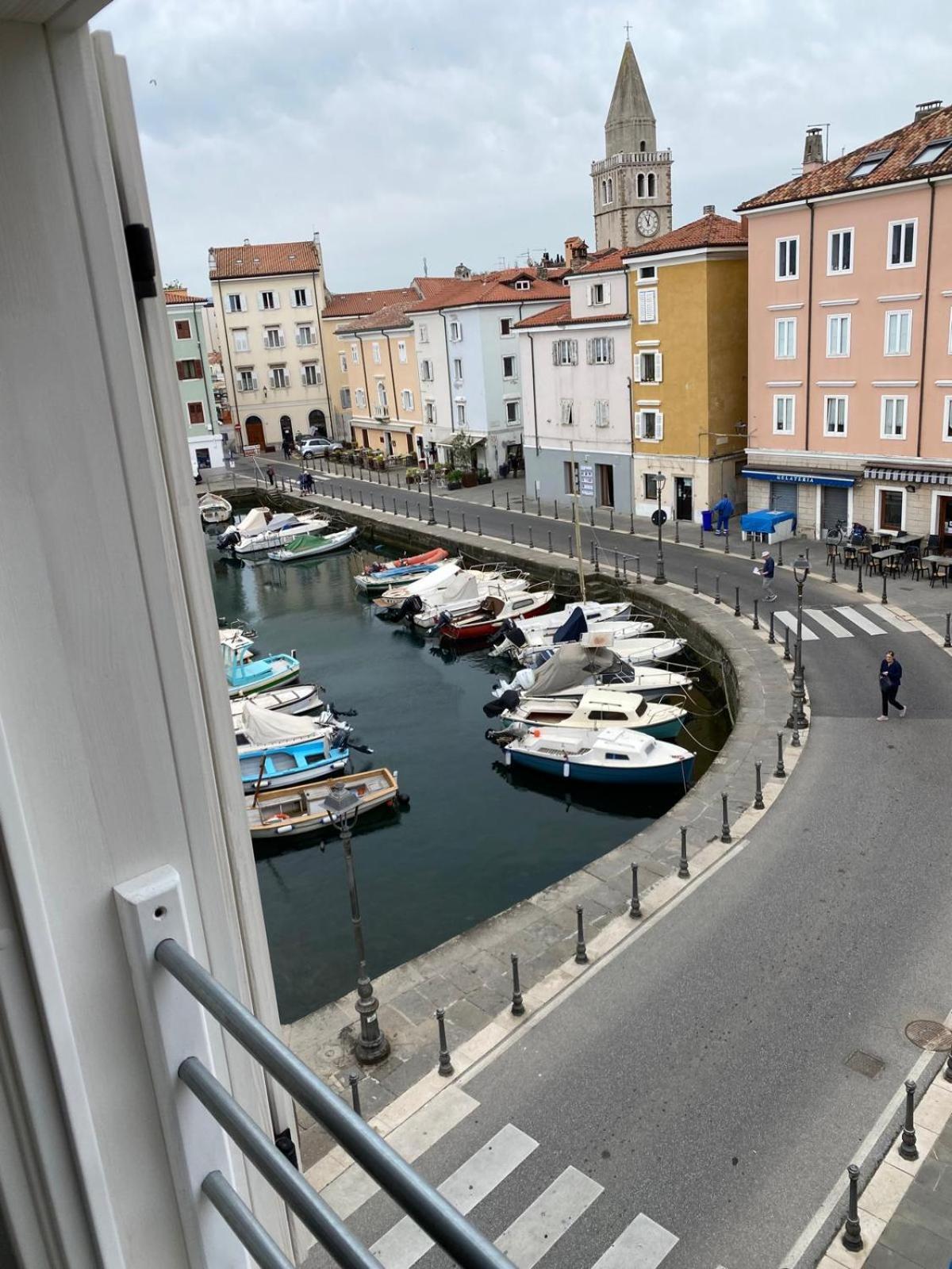 Al Fronte Mare Suites Apartments Múggia Exteriör bild