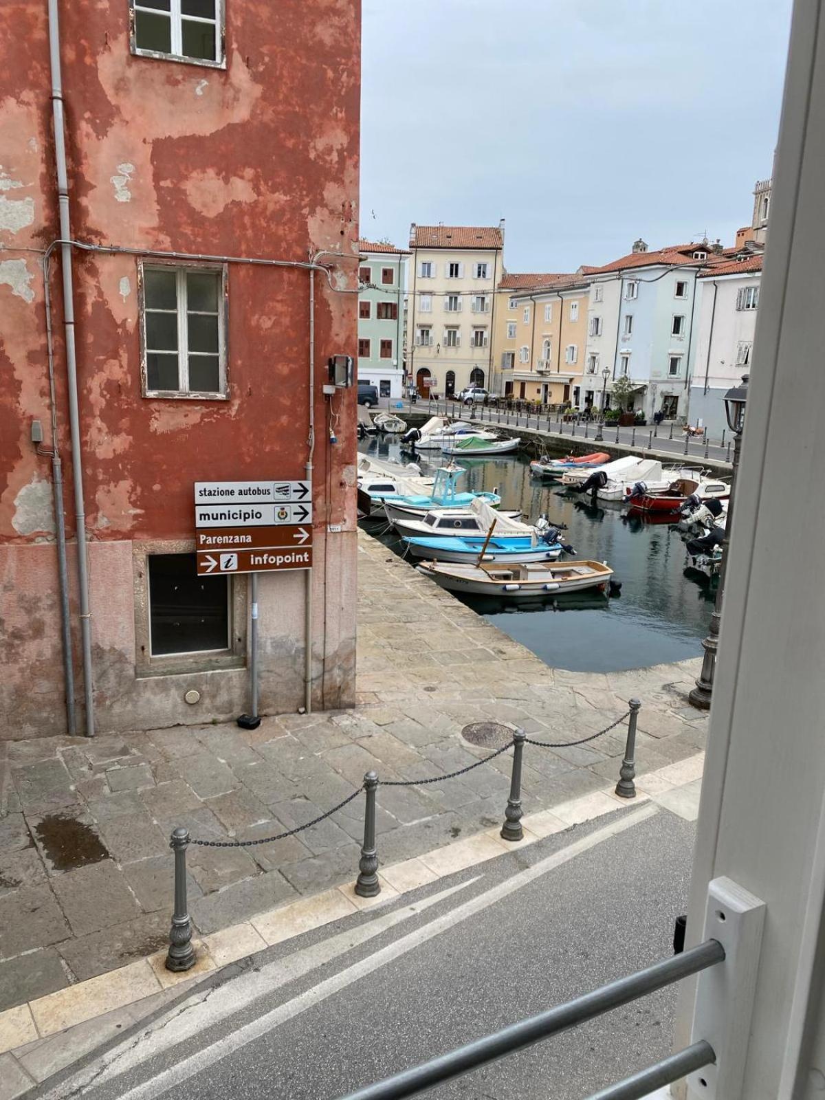 Al Fronte Mare Suites Apartments Múggia Exteriör bild