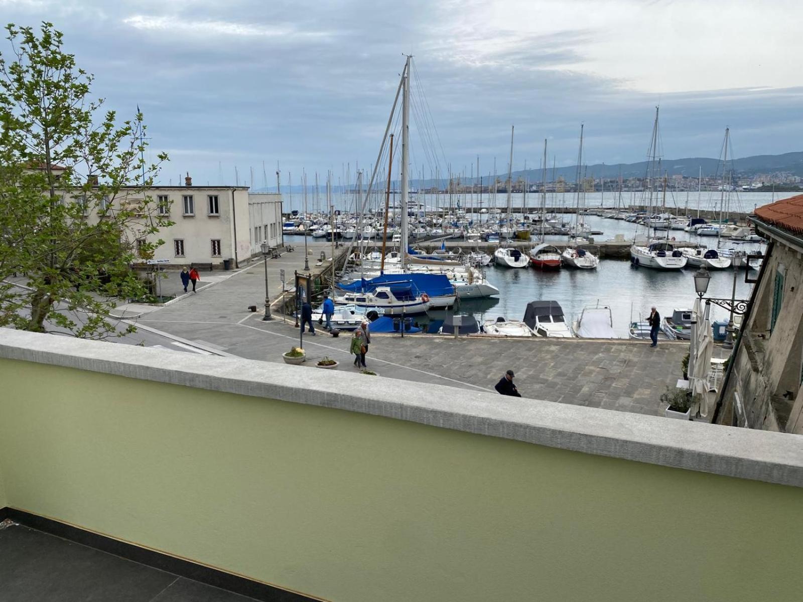 Al Fronte Mare Suites Apartments Múggia Exteriör bild