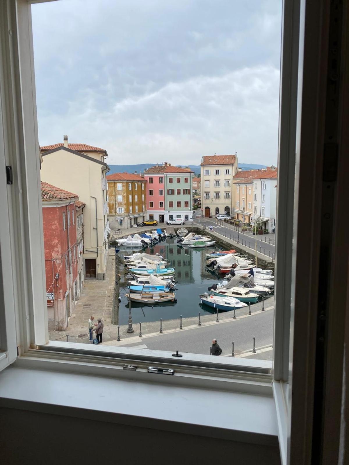 Al Fronte Mare Suites Apartments Múggia Exteriör bild
