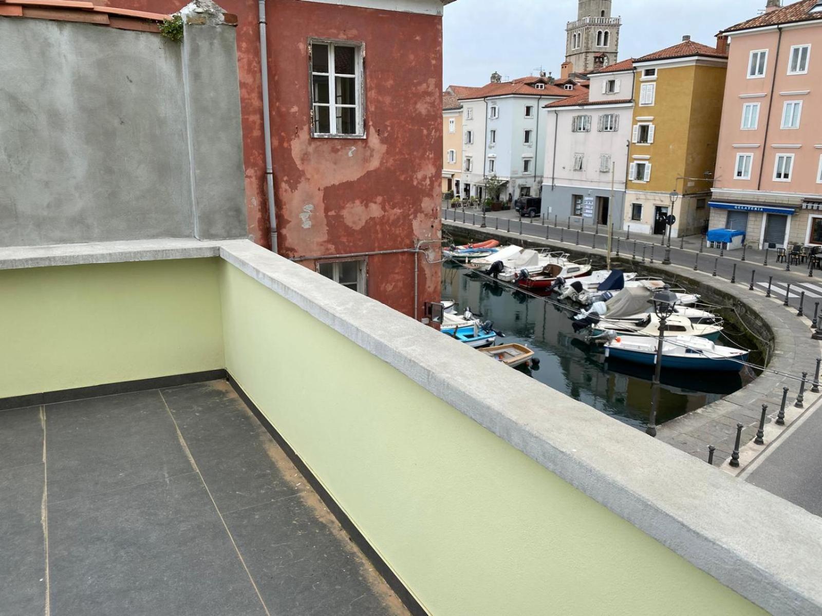 Al Fronte Mare Suites Apartments Múggia Exteriör bild