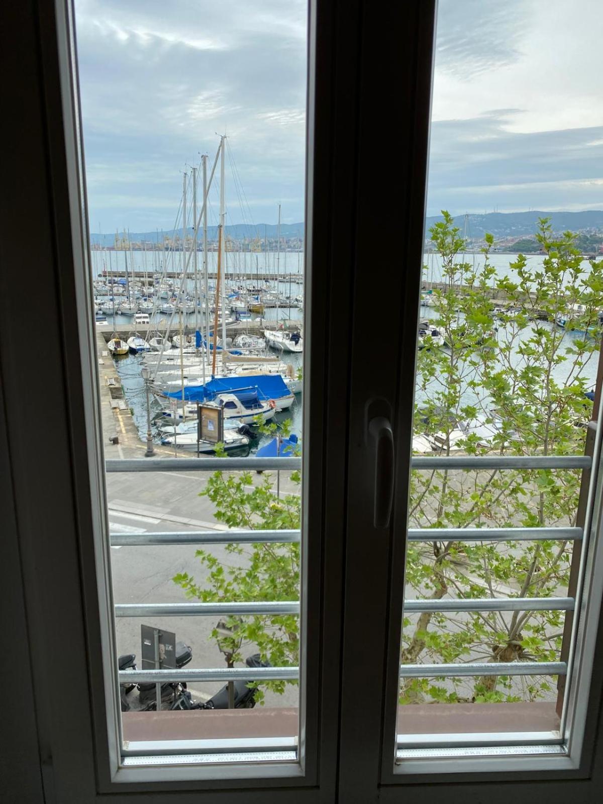Al Fronte Mare Suites Apartments Múggia Exteriör bild
