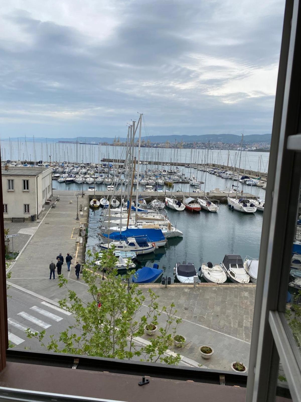 Al Fronte Mare Suites Apartments Múggia Exteriör bild