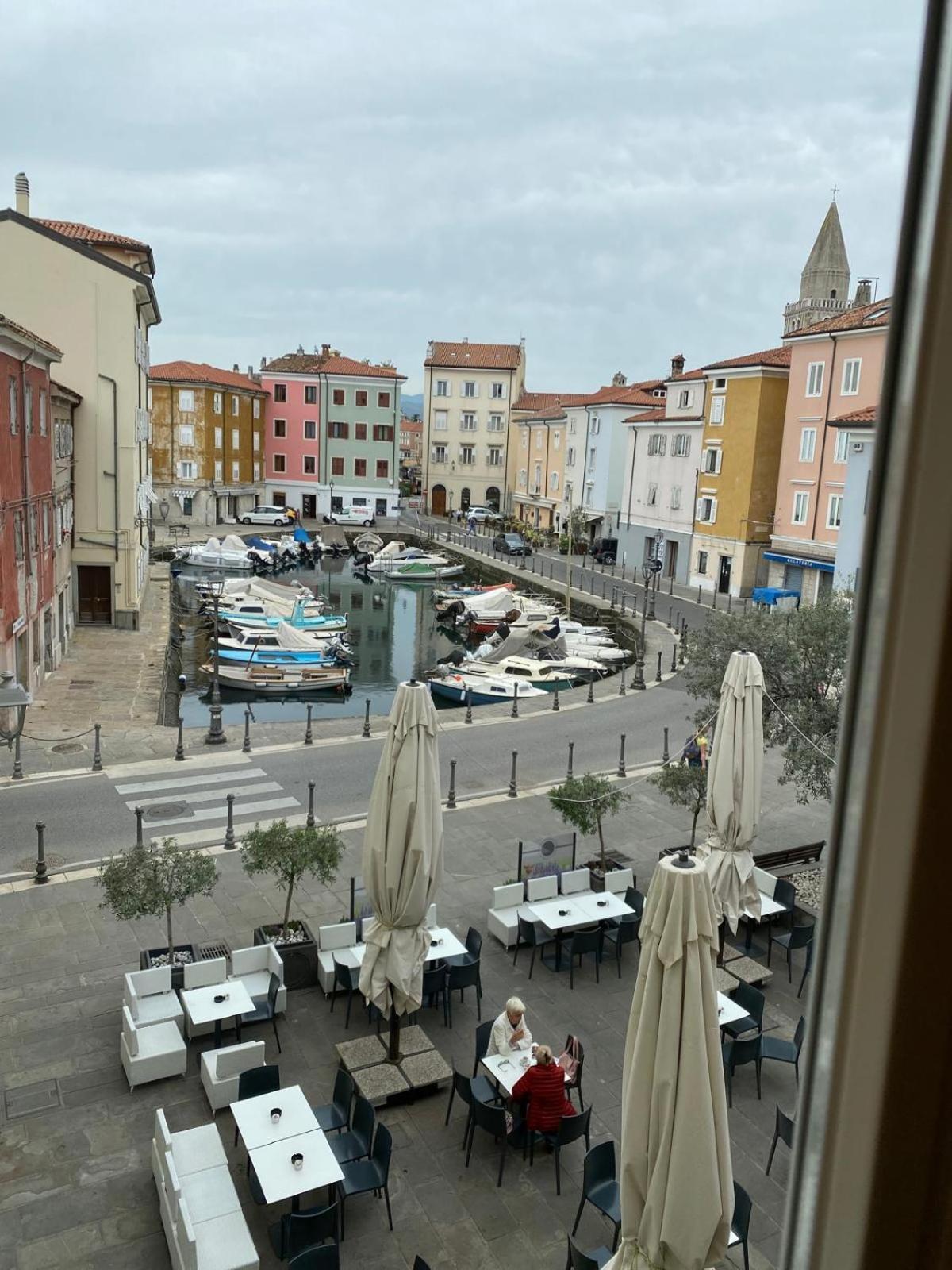 Al Fronte Mare Suites Apartments Múggia Exteriör bild
